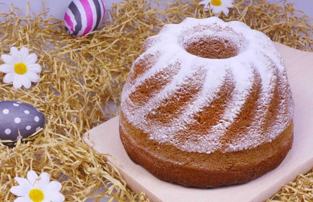 wielkanoc babka wielkanocna z pudrem okragla